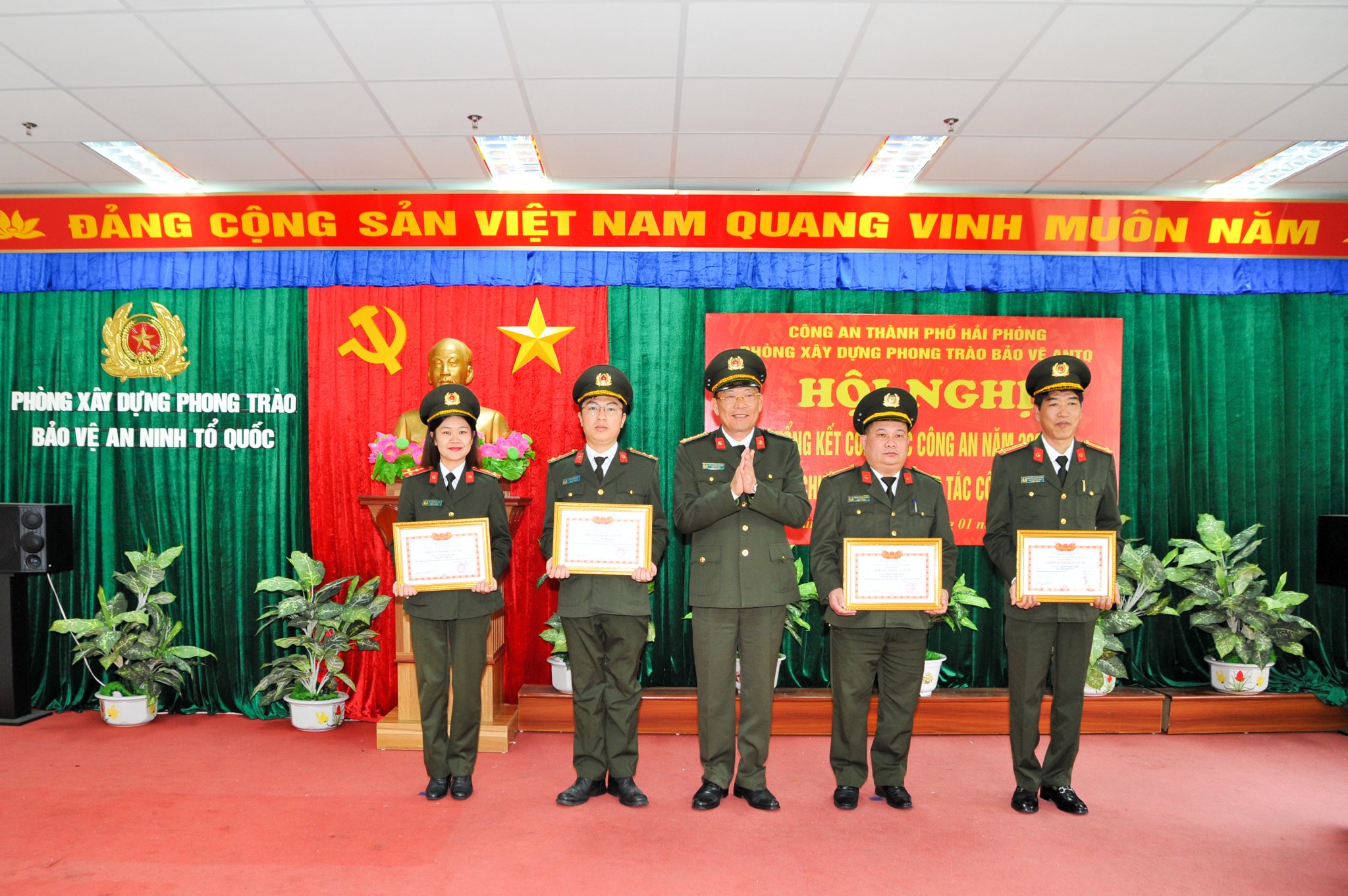 Phòng Xây dựng phong trào bảo vệ ANTQ - CATP: Biểu dương 5 tập thể, cá nhân xuất sắc